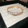 Pulseira Aberta de Pérolas Dupla Camada Cravejada com Diamantes, Pulseira Estilo Palácio Retro Francês, Luxo Leve, Alta Qualidade, Joia de Mão Elegante
