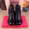 Botas de tornozelo estilo étnico retrô para mulheres, nova coleção outono/inverno 2026, botas de algodão com saltos grossos, bico redondo, couro macio, quentes, adequadas para mulheres de meia-idade e idosas, e confortáveis para mães