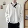 Suéter de punto con diseño de cuello en V irregular de nicho 2026 para hombre, otoño e invierno, suéter de punto informal y holgado con bloques de color