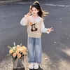 Conjunto de camisa de estilo colegial para primavera y otoño para niñas, estilo coreano, cuello de muñeca, chaleco de oso, corbata de lazo de moda y pantalones vaqueros