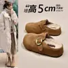 Mules de mujer tipo Birkenstock con suela gruesa, que aumentan la altura, forradas de felpa para usar al aire libre, nuevas zapatillas de algodón tipo Birkenstock peludas de invierno 2026
