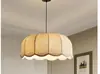 Lan Yin, un restaurante con diseños de luz y sombra, ofrece una lámpara colgante de estilo francés y ajustable para comedores del hogar.. Esta lámpara creativa y agradable a la vista cuenta con un brazo giratorio y está hecha de hierro.