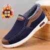 Zapatos de algodón cálidos de invierno, forrados de felpa y engrosados, zapatos de tela tradicionales estilo Pekín, adecuados para personas de mediana edad y mayores, proporcionando calidez y protección para el trabajo, zapatos de algodón para hombre