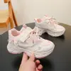 Sapatos femininos 2026 outono novo estilo velcro tênis casuais infantis tênis de princesa leves estilo pai modernos