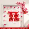 Se Usan Flores Artificiales para Decorar la Esquina de la Puerta de la Habitación de la Novia para Decoración de Boda. Se Usan Flores Artificiales Para Decorar la Puerta del Dormitorio del Novio