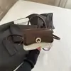 Bolso pequeño cuadrado de charol brillante con bloques de color para mujer, con una hebilla redonda metálica, correa cruzada desmontable y un sofisticado diseño de un solo hombro.