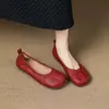 Sapatos femininos de couro de porco com dedo dividido, nova coleção outono 2026, baixos, bico fino, slip-on, vermelhos, sapatilhas versáteis