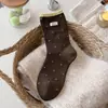 Calcetines de algodón para mujer de otoño e invierno hasta la pantorrilla con estampado de lunares de huevo, en una paleta de colores café, con un moderno diseño color-block de estilo coreano.