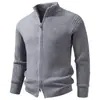 Cárdigan de punto europeo y americano para hombre con cuello alto, colección otoño/invierno 2026, tejido elegante y ajustado para hombres jóvenes, versátil y fácil de combinar