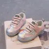 Tênis Casual Infantil com Velcro 2026 Novo Estilo Primavera e Outono Malha Respirável Solado Macio Versátil Tênis Esportivo para Meninos e Meninas