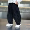 Calça Casual Masculina de Listras Verticais 2026 Nova Modelagem Solta Calça Curva Outono Calça Longa Versátil Esportiva Tendência Calça para Criança