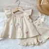Roupas de Verão para Meninas de 2026 para Bebês e Crianças Pequenas, Novo Estilo Conjunto de Regata com Manga Sino e Shorts para Crianças, Conjunto de Duas Peças de Roupa de Verão para Crianças