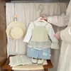 Conjunto elegante para niña estilo coreano de principios de otoño, nueva camisa básica floral para primavera y otoño + camisola con inserciones de malla