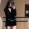 Vestido Preto de Outono Sexy Estilo Maduro com Decote em V Franzido e Mangas Longas com Toque de Luxo, Slim-Fit com Detalhes de Fita e Saia Curta Bodycon