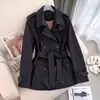 Gabardina Nueva para Mujer Primavera y Otoño 2026 de Quan Zhixian, de Longitud Media, Estilo Británico, Color Caqui, Chaqueta Inspirada en Diseñador