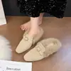 Zapatos peludos retro para mujer, nuevo estilo otoño/invierno 2026, que aumentan la altura, sandalias sin cordones de punta cerrada con hebilla metálica, cálidos