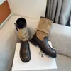 Novas botas de tornozelo estilo retrô 2026 com design que aumenta a altura, apresentando fivela de cinto, salto grosso, sola grossa, detalhes plissados estilo country e estilo de bota de cavaleiro