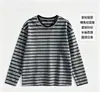 Camiseta de punto de manga larga a rayas blancas y negras para hombre, top retro americano pesado de otoño, corte holgado y relajado, adecuada como capa interior o camiseta básica