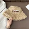 Chapéu de Balde Pelúcia com Letras Estilo Coreano Feminino Outono Inverno Quente Proteção Contra Frio Aba Larga Faz o Rosto Parecer Menor Quente Versátil Proteção para Orelhas Chapéu Bacia