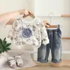 2025 Nova Roupa Externa Casual e Confortável para Crianças Pequenas e Médias com Estampa Expressiva Completa Conjunto de Manga Longa para Meninos Conjunto de Duas Peças de Manga Longa para Primavera e Outono