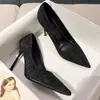 Sapatilhas Femininas Estilo Chanel 2025 Novo Estilo Socialite Francês Moda Bico Fino Versátil Elegante Sapatilhas Femininas de Bico Baixo