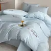 Estilo sencillo, juego de cuatro piezas 100% algodón con bonito bordado, funda de edredón de algodón puro, tamaño 1.8m, apto para todas las estaciones, juego de cama de tres piezas para dormitorios de estudiantes