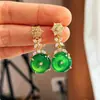 Brincos Redondos com Fivela Retrô de Calcedônia Verde Natural Cor Semelhante ao Jade para Mulheres, Ouro de Nicho