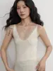 Elegante camisola de punto con escote en V y encaje para mujer, nuevo top casual versátil de color liso ajustado para el verano 2026