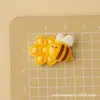 Acessórios de cola cremosa de desenho animado de abelhinha fofa, chaveiros de sapato com furo na parede, acessórios de resina, joias DIY, presilhas de cabelo