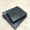 A passarela P50 é feita de material compósito de borracha com uma superfície apresentando padrões antiderrapantes.