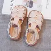 Sandálias Romanas Vazadas com Velcro Infantil 2026 Verão Novo Versão Coreana Sapatos de Princesa Abertos na Ponta com Laço para Meninas