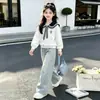 Conjunto de pantalones vaqueros para niña, nueva colección de otoño, elegante y moderno para estudiantes de secundaria, compuesto por una sudadera de moda y pantalones vaqueros