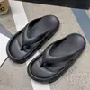 Chanclas de verano para mujer, nuevo estilo para parejas, sandalias outdoor de suela gruesa, pantuflas antideslizantes para hombre para uso en el baño