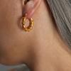 Pendientes Elegantes Retro de Lujo Ligero Estilo Hong Kong Personalizados en Forma de C Pendientes de Acero de Titanio Oro de 18K Sin Desvanecimiento Joyería de Moda Transfronteriza para Mujeres
