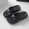 Chanclas de suela gruesa transfronterizas sensación de caca para mujer ropa de verano EVA suela ultrasuave playa clip para el pelo Hindi sandalias de clip