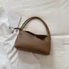 Bolso tejido de diseño de nicho de verano para mujer, nuevo modelo 2026, versátil para el trabajo, bolso de un solo hombro para llevar debajo del brazo, bolso de mano pequeño para salir