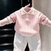 Ropa infantil coreana 2026 primavera y otoño nuevo conjunto de suéter de punto con cuello polo a rayas rosas y pantalones casuales blancos