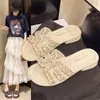 Sandálias de Pérola Leves e Versáteis para Mulheres Verão 2026 Novo Estilo Sapatos Baixos Inspirados em Chanel Chinelos para Mulheres Uso Externo de Verão