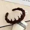 Faixa de Cabelo Pelúcia Dentada Retro para Mulheres com Topo Alto de Caveira Nova Outono e Inverno Simples Elegante Antiderrapante Grampo Externo para Cabelo Acessórios de Cabelo