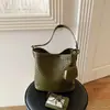 Bolsa de couro macio com padrão trançado, estilo lazy, moderna, grande capacidade, sensação relaxada, nicho, versátil para o dia a dia, bolsa grande de ombro ou sob o braço
