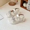 Sandálias Macias com Borboleta de Strass Tendência para Meninas Verão 2026 Novo Estilo Sapatos de Praia para Meninas Pequenas e Sandálias para Crianças Maiores
