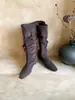 []Botas Longas Quadradas Retrô 2026 Outono/Inverno Europeias e Americanas Salto Escondido Emagrecedoras Camurça Rebite Fivela Cano Alto