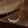 Cadena para Clavícula Elegante con Baño de Oro Real y Circonitas Microincrustadas para Mujer, Collar Retorcido de Diseño Único, Exquisita Cadena de Cuello Estilo Minimalista