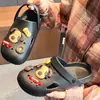 Zuecos cerrados para mujer para uso en casa, pantuflas antideslizantes para baño para bañarse en verano, de suela blanda, ligeros, se pueden usar afuera, pantuflas para hombre