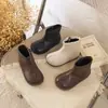 Botas Curtas Femininas Estilo Retrô com Separação de Dedos 2026 Outono/Inverno Novas Botas Emagrecedoras de Solado Macio Versáteis Botas Estilo Britânico para Crianças