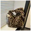 Bolsa de Pelúcia Outono e Inverno Novo Estilo Bolsa Feminina Estampa de Leopardo Bolsa de Ombro Sob o Braço Grande Capacidade Bolsa Transversal Bolsa de Pelúcia para o Trabalho