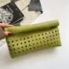 Bolso de mano tejido de nicho moderno y a la moda para mujer, nuevo modelo 2026, bolso de mano ligero para fiestas, bolso tipo sobre de alta gama para salidas