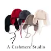 Nova coleção outono/inverno 2026: gorro de tricô de cashmere, à prova de vento, grosso, cor sólida, com abas para as orelhas, unissex
