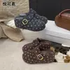 Sapatos tipo Birkenstock com sola grossa, salto embutido e forro de fleece para mulheres, chinelos fechados de bolinhas, Novo Estilo Outono/Inverno 2026, chinelos casuais de algodão para uso externo
