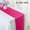 Venta al por mayor de fábrica color sólido satén satén camino de mesa alta densidad borde bloqueado mantel de mesa de boda decoración simple moderno camino de mesa europeo